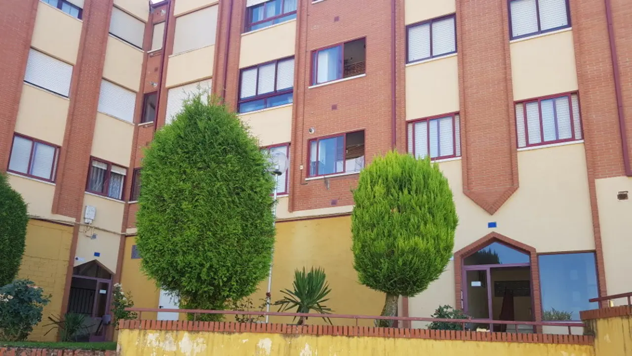 Edificio de Sahagún en el que se produjo la agresión machista. LEÓN NOTICIAS