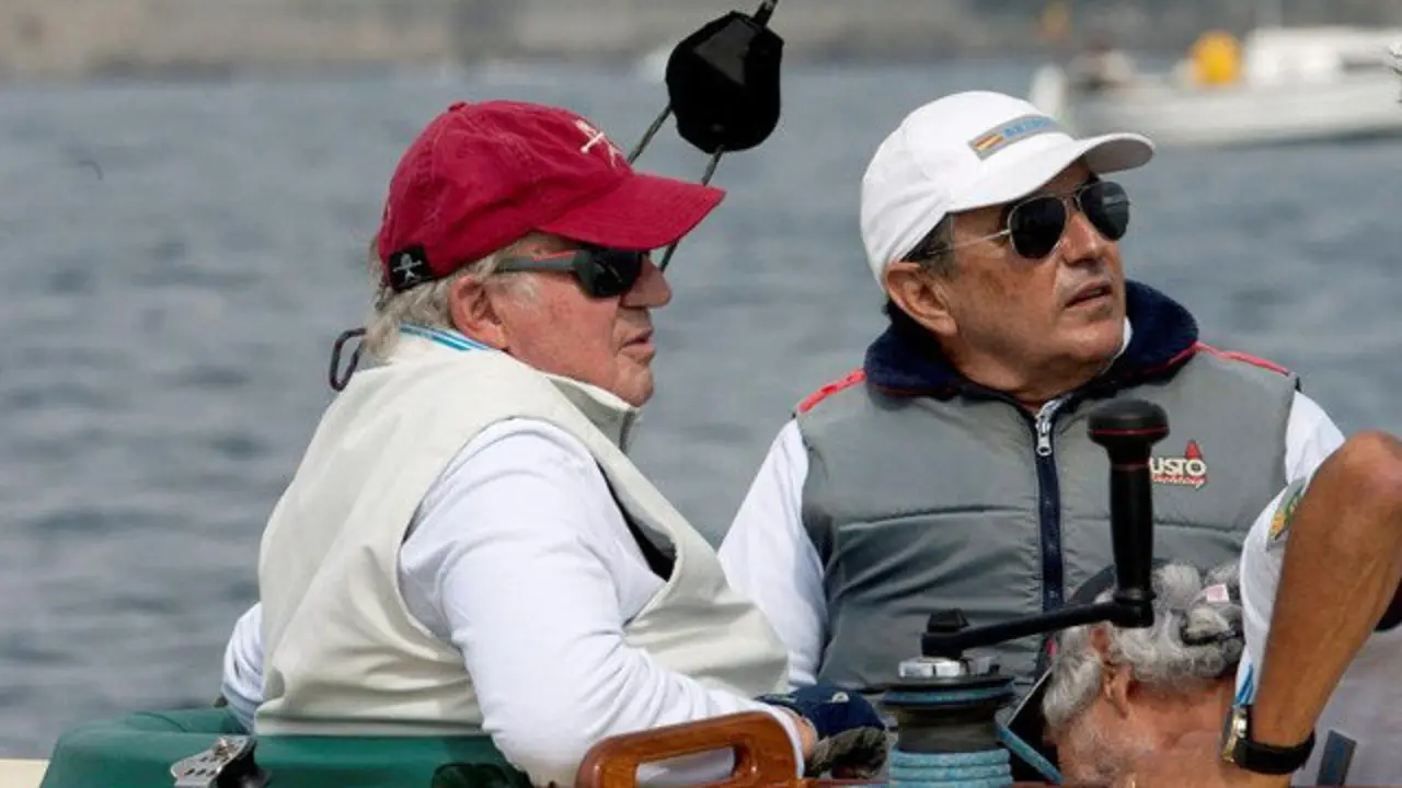 El rey Juan Carlos junto al regatista Pedro Campos, en Sanxenxo. SALVADOR SAS (EFE)