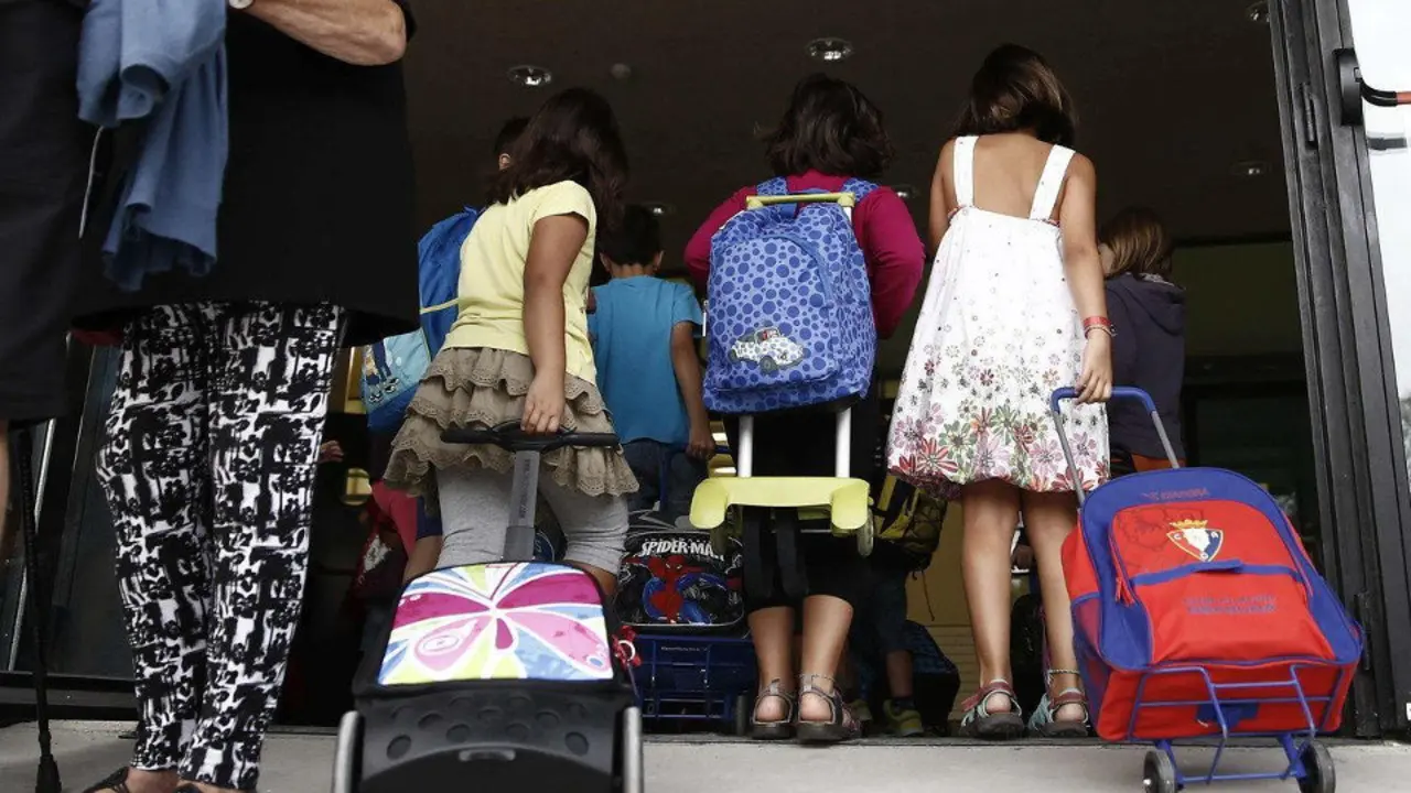 Escolares a la entrada de un colegio. AEP