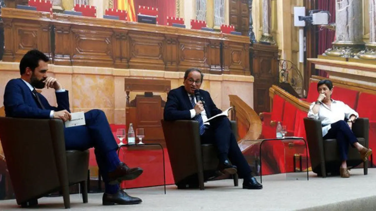 El presidente de la Generalitat, Quim Torra, el presidente del Parlament, Roger Torrent, y la delegada del Gobierno en Cataluña, Teresa Cunillera. QUIQUE GARCÍA (EFE)