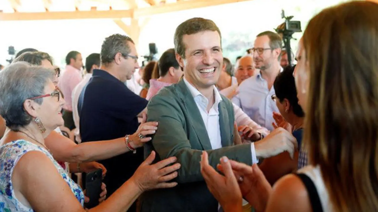 Pablo Casado saluda a varios simpatizantes a su llegada a la reunión de la junta directiva regional del PP de la Comunitat Valenciana, este sábado. KAI FÖRSTERLING (EFE)