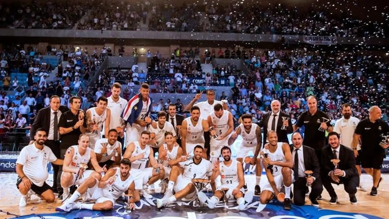 El Real Madrid celebra en el Multiusos Fontes do Sar de Santiago su quinta Supercopa. ÓSCAR CORRAL (EFE)