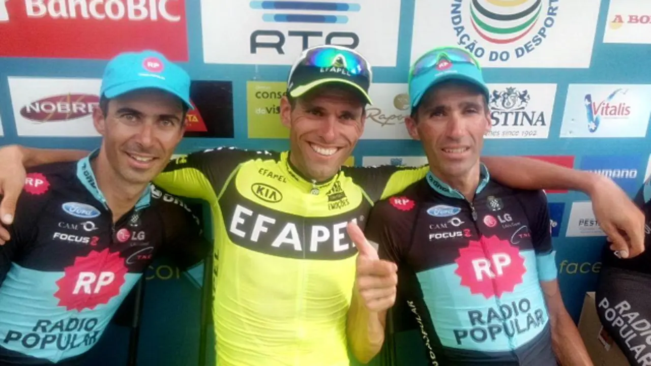 El ciclista Álex Marque, en el centro. TWITTER