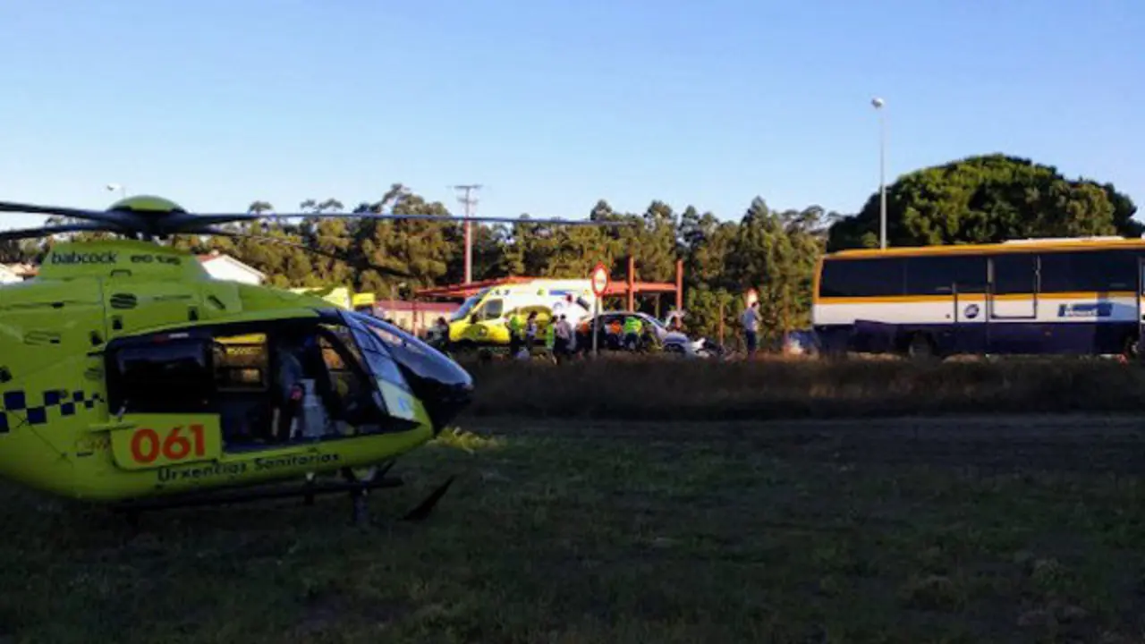 El accidente ocurrido en Vilanova entre un coche y un autobús escolar. TVG