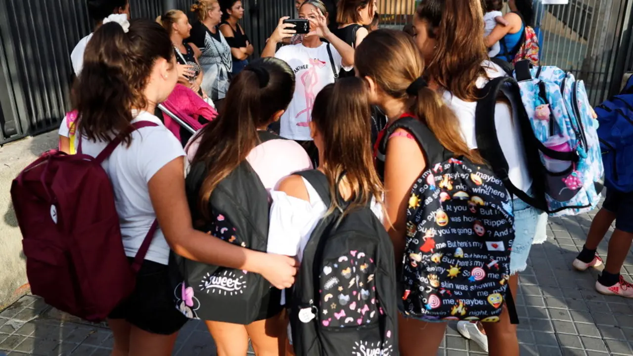 Niñas a la puerta de un colegio. ARCHIVO