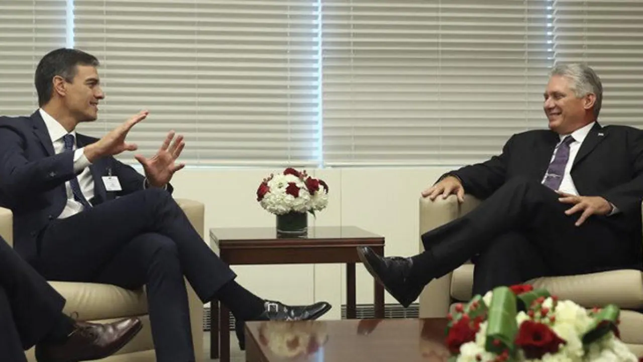 El presidente del Gobierno, Pedro Sánchez, conversa con el presidente de Cuba, Miguel Díaz-Canel, este martes. BALLESTEROS (EFE)