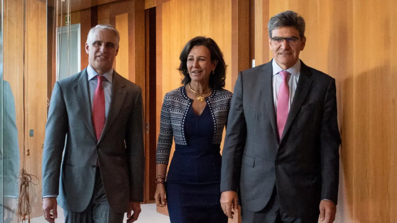 El nuevo CEO, Andrea Orcel, con Ana Botín y José Antonio Álvarez. EP