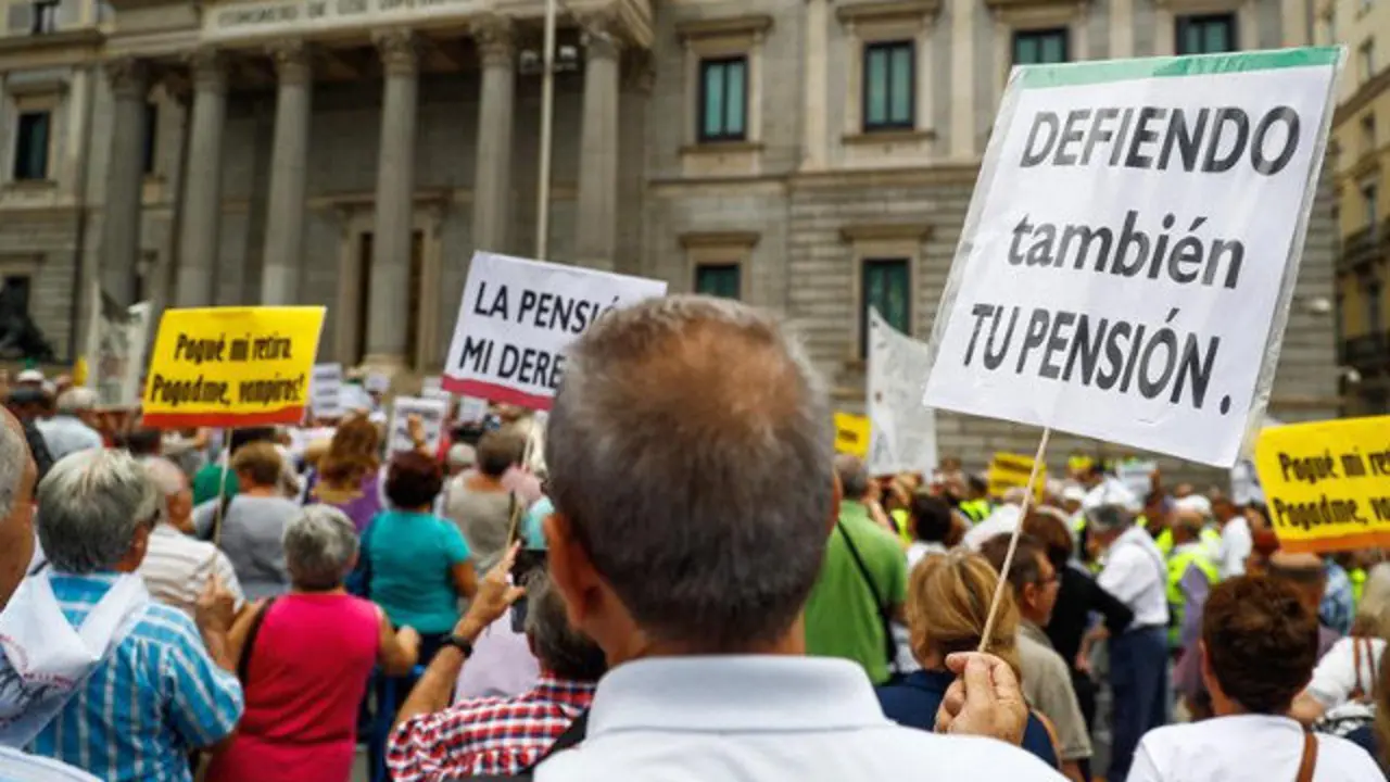 Pensionsitas concentrados ante el Congreso este miércoles. EMILIO NARANJO (EFE)