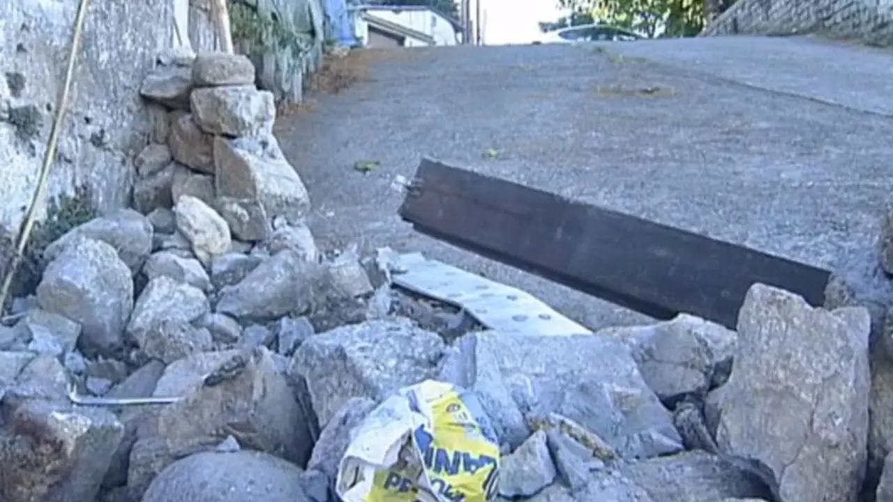 Desperfectos en el muro de la casa.CRTVG