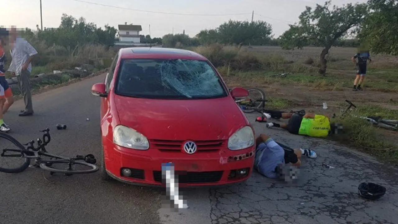 El vehículo y algunos de los ciclistas implicados en el atropello .FUNDACIÓN MARCELINO OLIVER (Lorca)