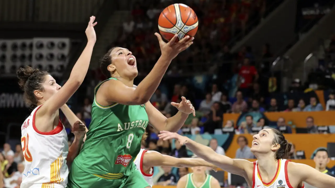 Liz Cambage se entra a canasta ante España.ELVIRA URQUIJO (Efe)