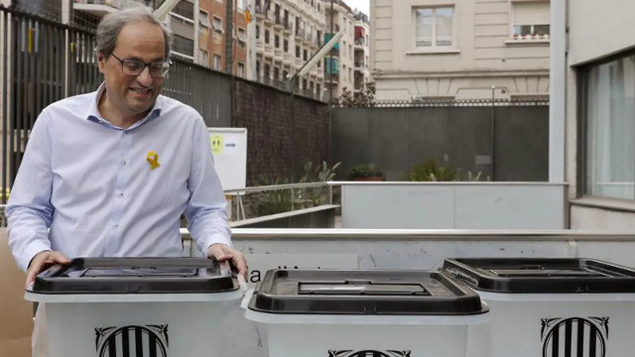 Torra sostiene la misma papeleta en la que votó el 1-0. ANDREU DALMAU