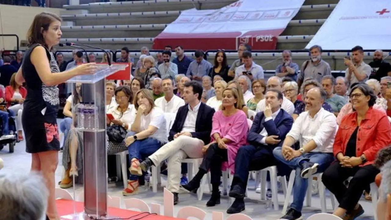 Adriana Lastra se dirije a los asistentes en la fiesta de la Rosa, en O Porriño. SALVADOR SAS