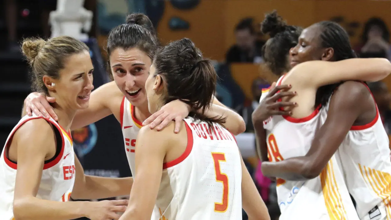 La jugadoras de la selección española celebran la victoria sobre el combinado de Bélgica. ELVIRA URQUIJO (EFE)