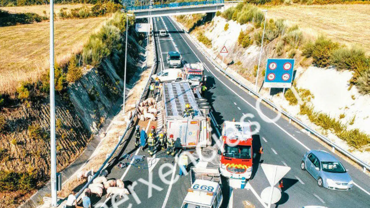 Accidente de un camión cargado de cerdos en Piñor. TWITTER (@EmerxenciasOu)