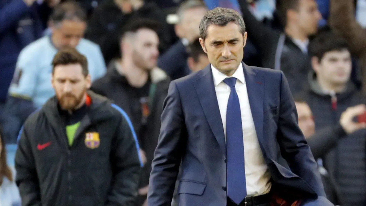 Valverde, con Messi detrás. EFE