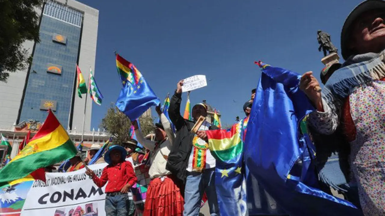 Ciudadanos bolivianos siguen la decisión de la Corte Internacional. MARTÍN ALIPAZ (EFE)