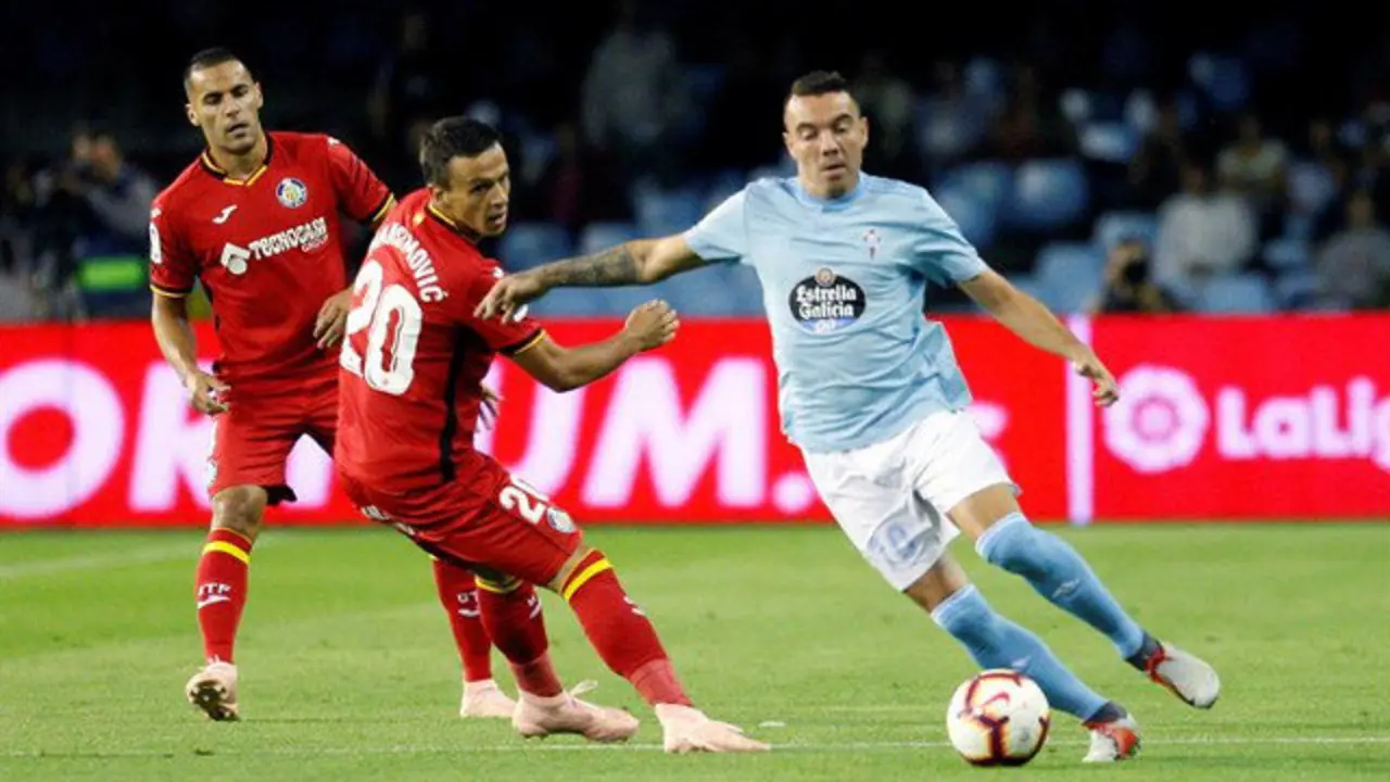 Aspas, con el balón en un momento del partido. SALVADOR SAS (EFE)