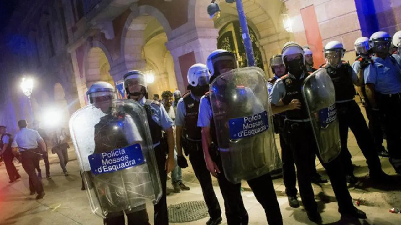 Los Mossos protegen el Parlament. QUIQUE GARCÍA (EFE)