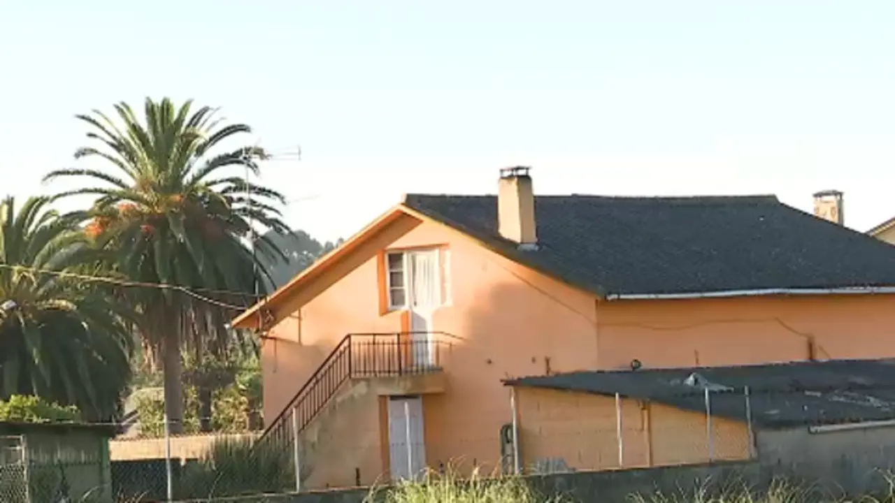 La casa en el que fue hallado el cadáver de la octogenaria, Dorneda. TVG (Oleiros)