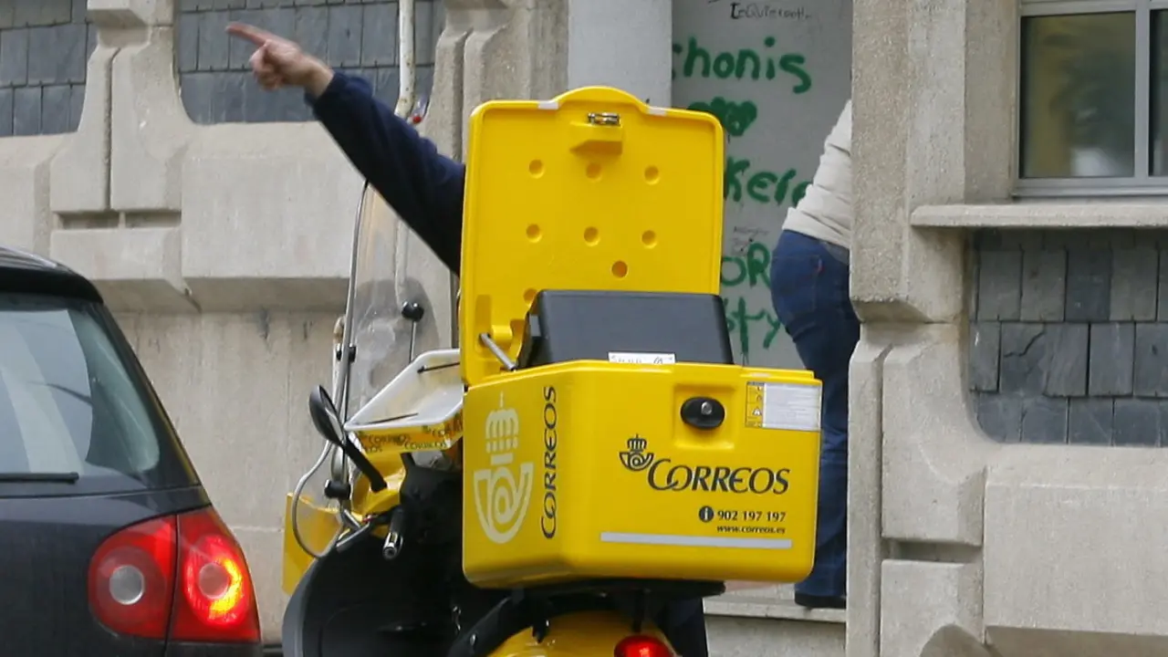 Un cartero reparte la correspondencia. AEP