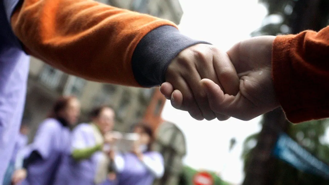 Dos niños de la mano en una concentración contra la violencia de género. DAVID FREIRE (ARCHIVO)