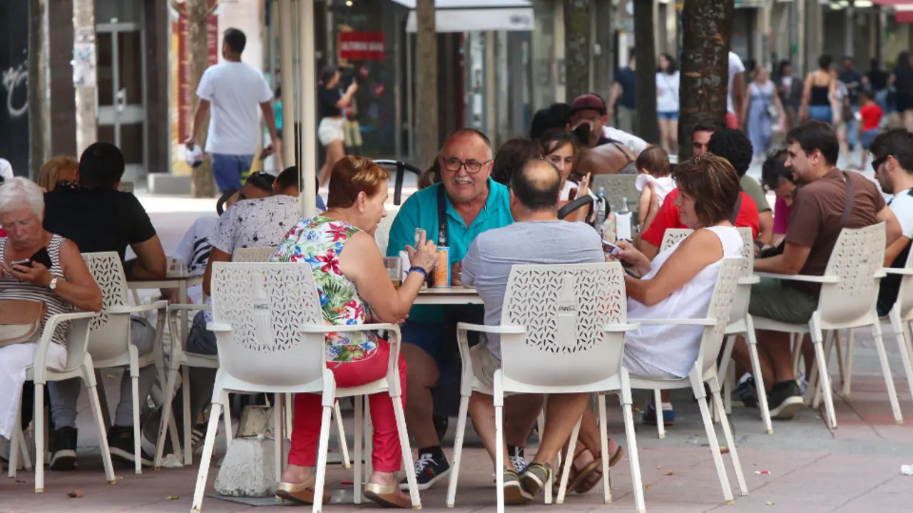 El buen tiempo invita a disfrutar de las terrazas. RAFA FARI&Ntilde;A