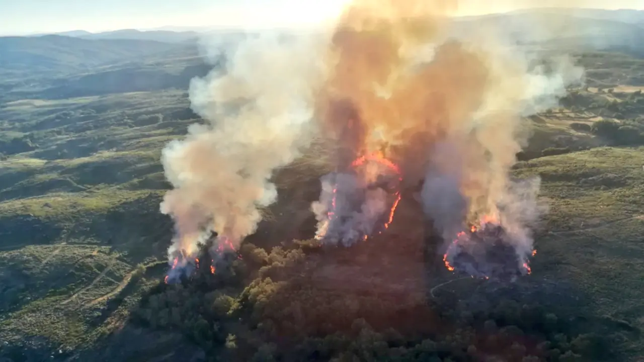 Vista aérea del incendio en San Pedro do Pereiro, A Mezquita. @BrifLaza