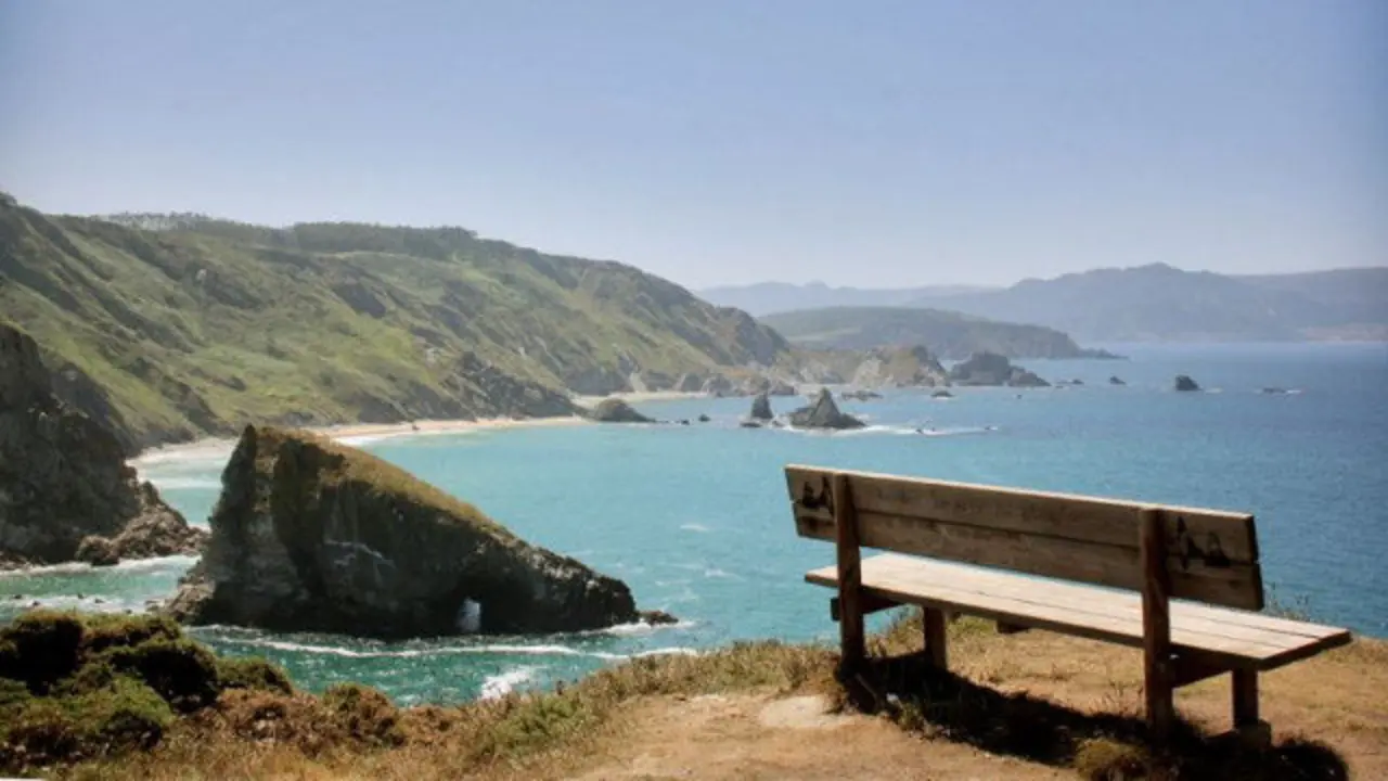 Panorámica del conocido como banco más bonito del mundo, que un vecino emplazó hace una década en la parroquia de Loiba, en Ortigueira. EP