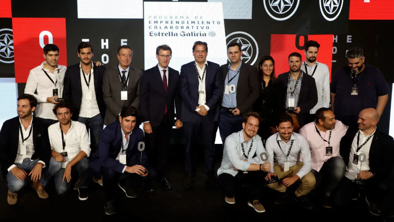 El presidente de la Xunta, Alberto Núñez Feijóo, y el consejero delegado del grupo Hijos de Rivera, Ignacio Rivera , posan junto a los galardonados con los premios The Hop. XOÁN REY (EFE)