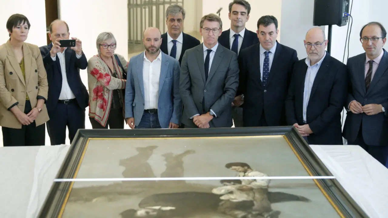 Representantes de todos os grupos políticos, asisten á desembalaxe do cadro &#39;A derradeira leición do mestre&#39;, de Castelao. LAVANDEIRA JR (EFE)