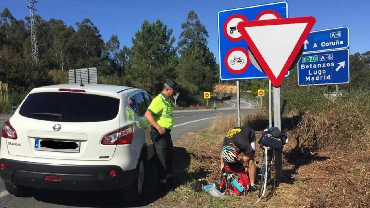 Ciclista australiano interceptado en la A-6. GUARDIA CIVIL