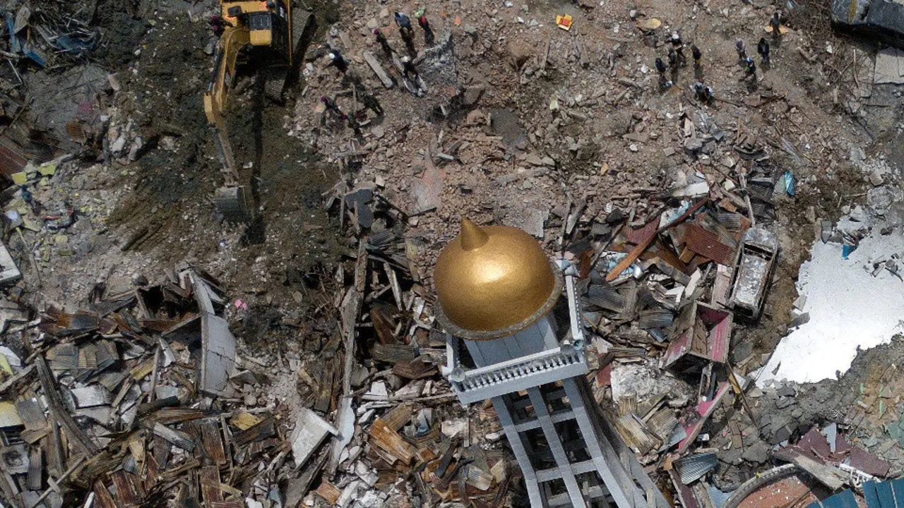 Miembros del equipo de rescate trabajan en el área devastada de Balaroa. EFE