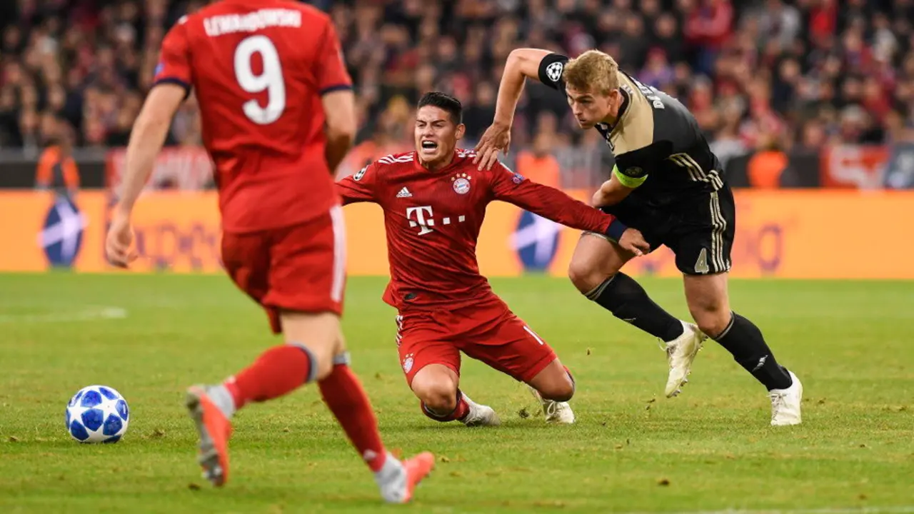 James Rodríguez protesta una posible falta de Matthijs de Ligt en el partido ante el Ajax. LUKAS BARTH-TUTTAS