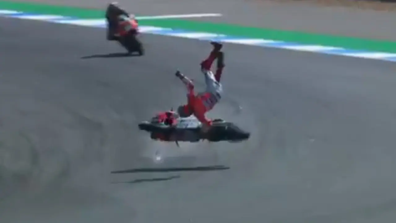 Instante en el que Lorenzo sale despedido. MOVISTAR