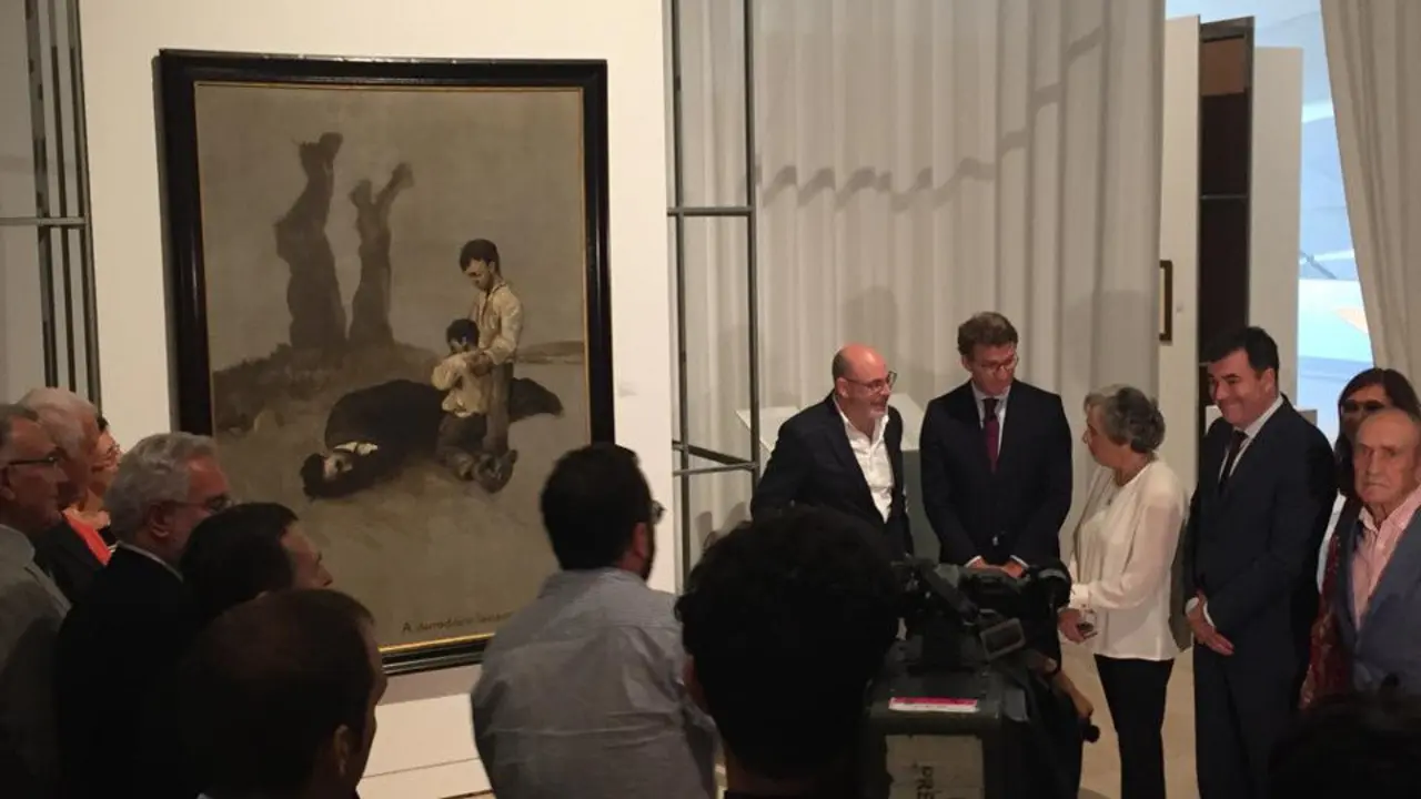 Autoridades e familiares de Bóveda, ante a obra de Castelao. M.G.P.