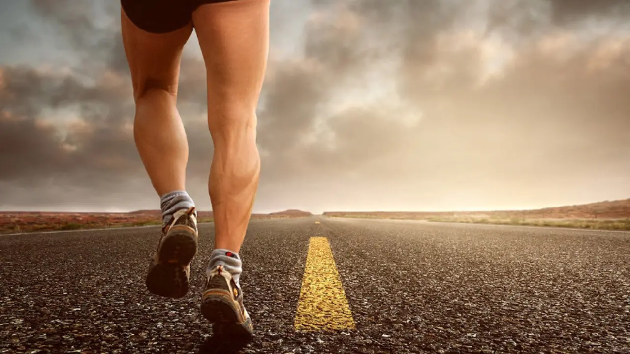 Un hombre corre por una carretera. EP