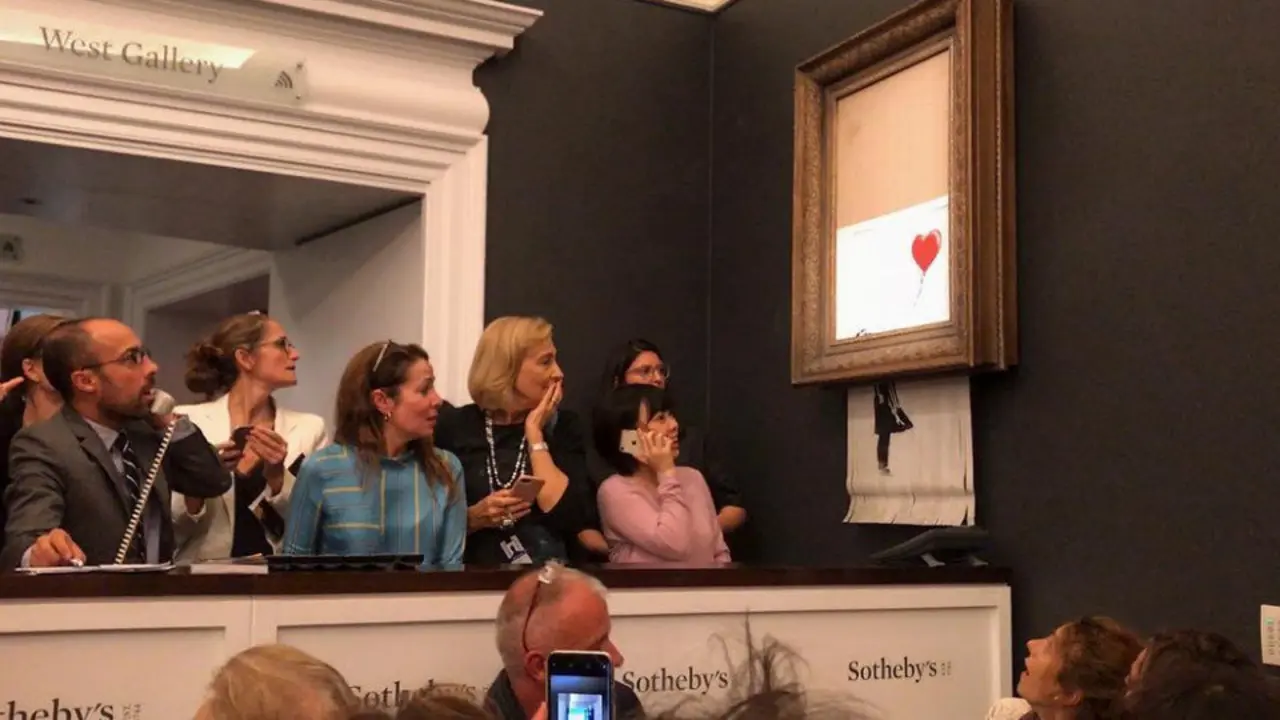 Momento en el que la trituradora acaba con la obra de arte de Banksy. INSTAGRAM