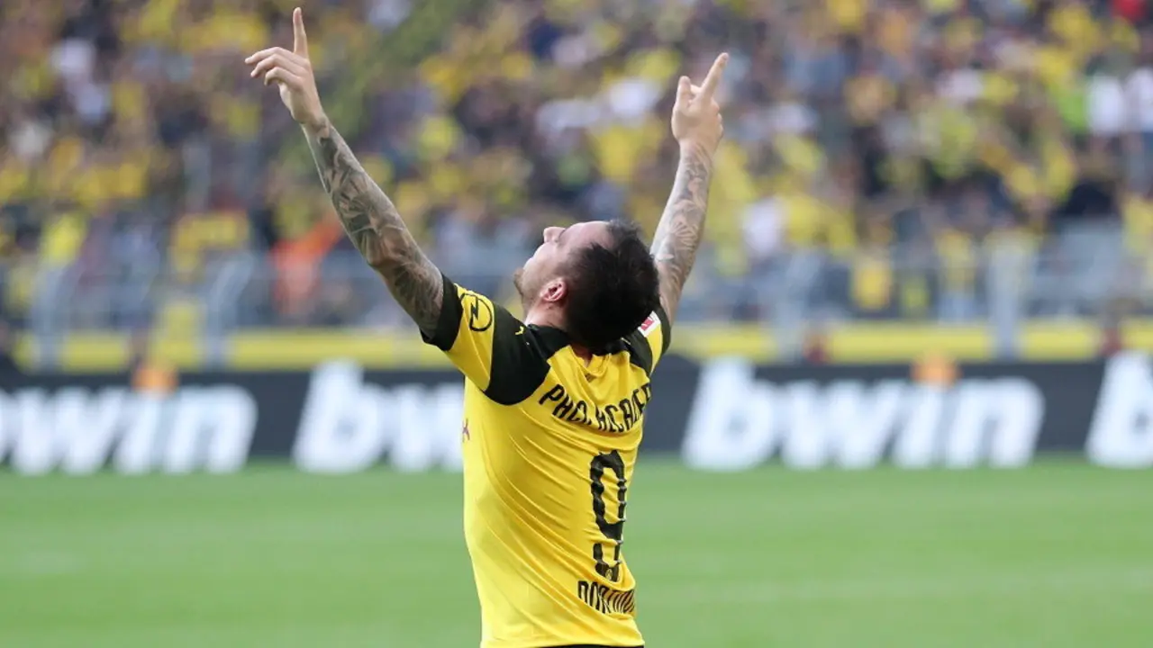 Paco Alcácer celebra uno de sus tres goles al Augsburgo. FRIEDEMANN VOGEL (EFE)