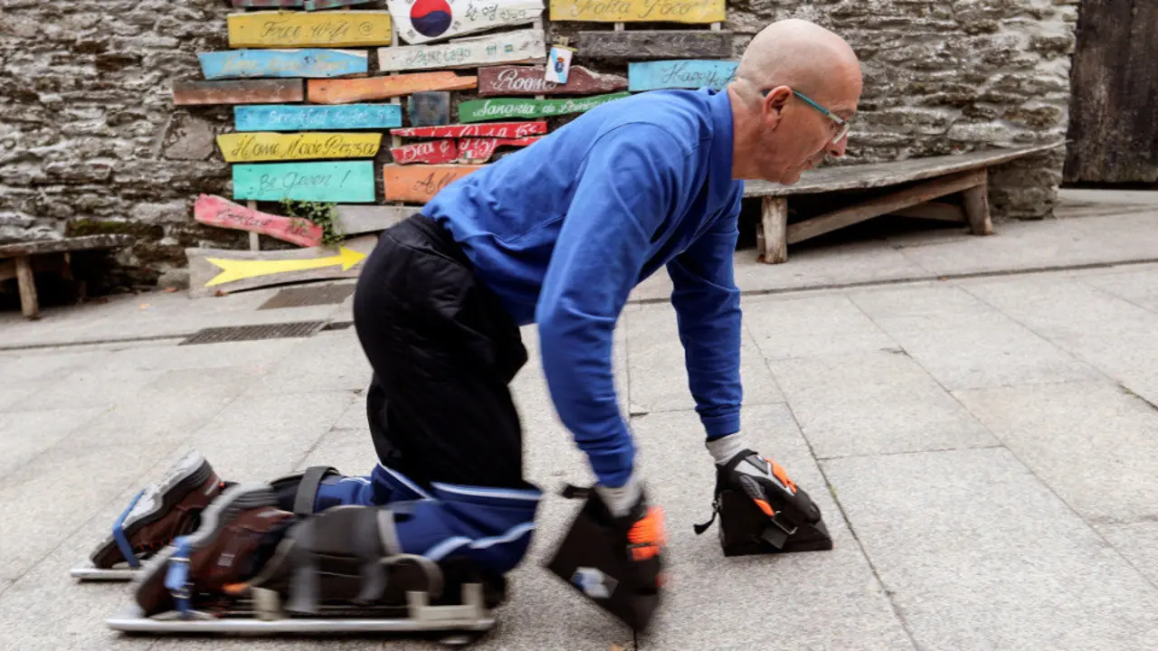 José Martínez, iniciando la ruta a gatas desde Sarria. ELISEO TRIGO (EFE) (2)