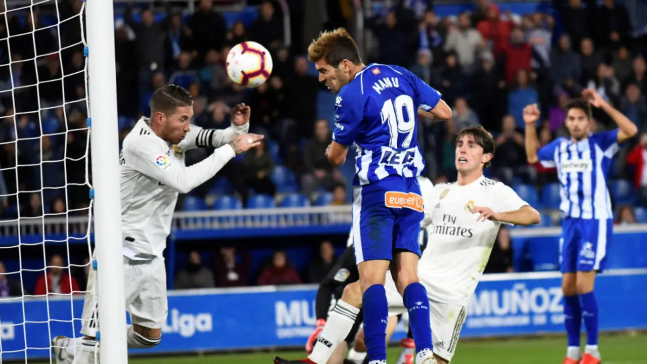 El capitán del Alavés, Manu García, anota el único gol del partido. ADRIÁN RUIZ DE HIERRO (EFE)