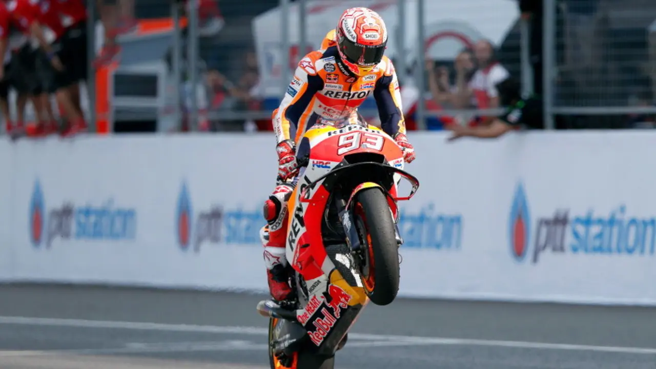 Marc Márquez celebra sobre su moto la victoria en Tailandia. RUNGROJ YONGRIT (EFE)