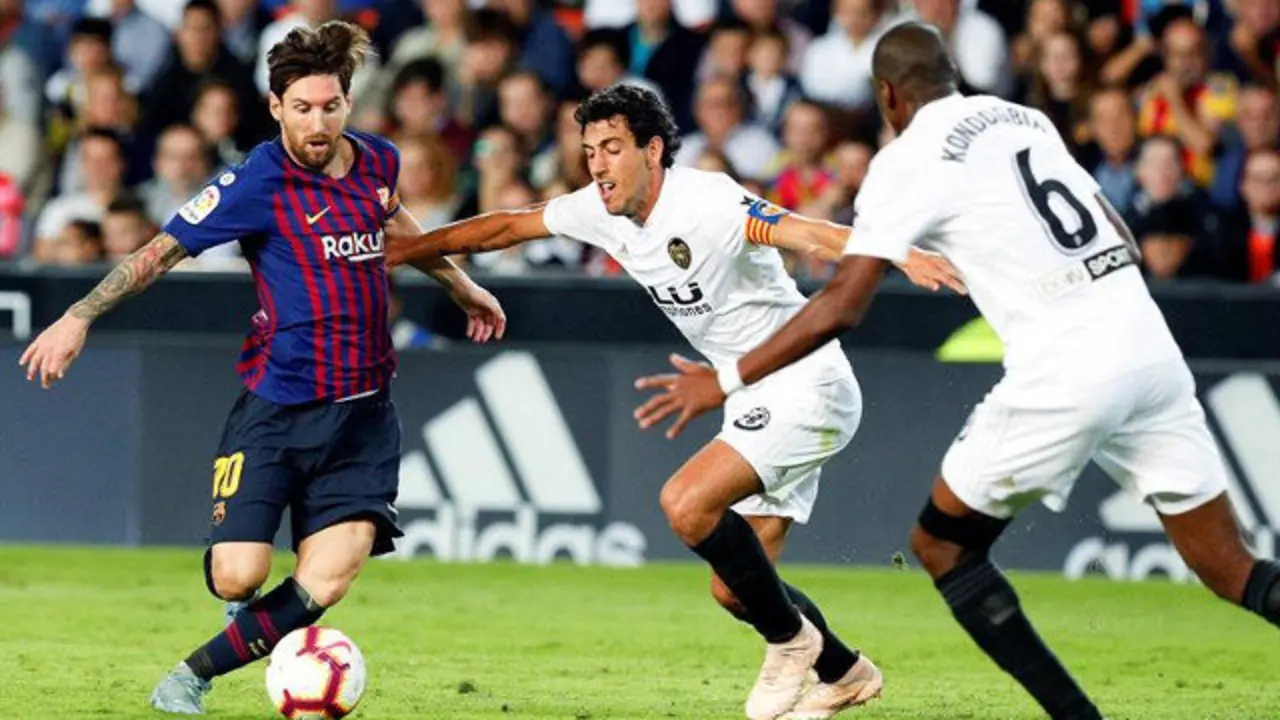 Parejo pelea con Messi por el balón. KAI FÖRSTERLING