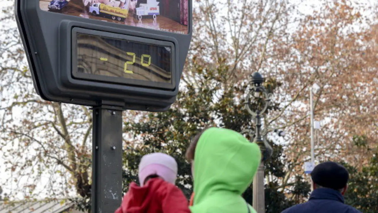 Un term&oacute;metro marca temperaturas bajo cero. AEP