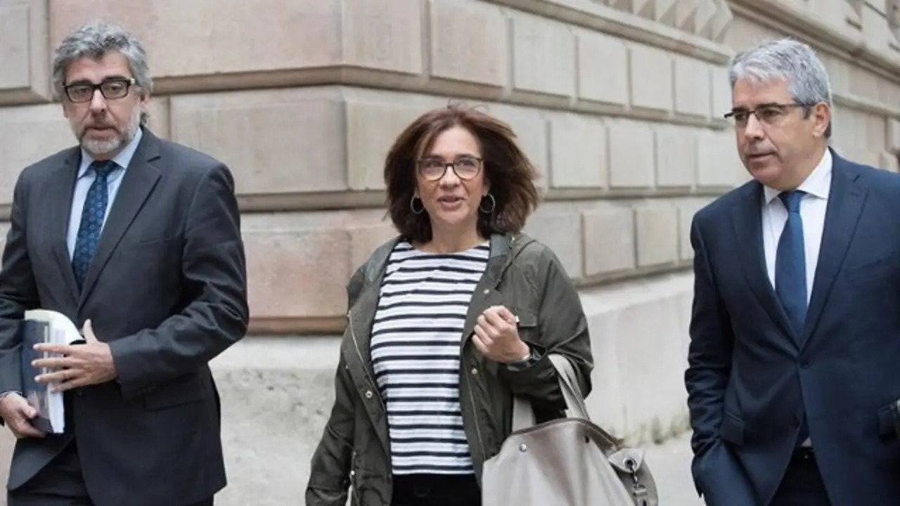 La mujer de Jordi Turull, Blanca Bragulat, acompañada de su abogado Jordi Pina (i) y Francesc Homs. MARTA PÉREZ