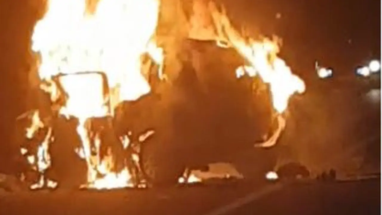 Uno de los coches implicados, completamente en llamas. EP