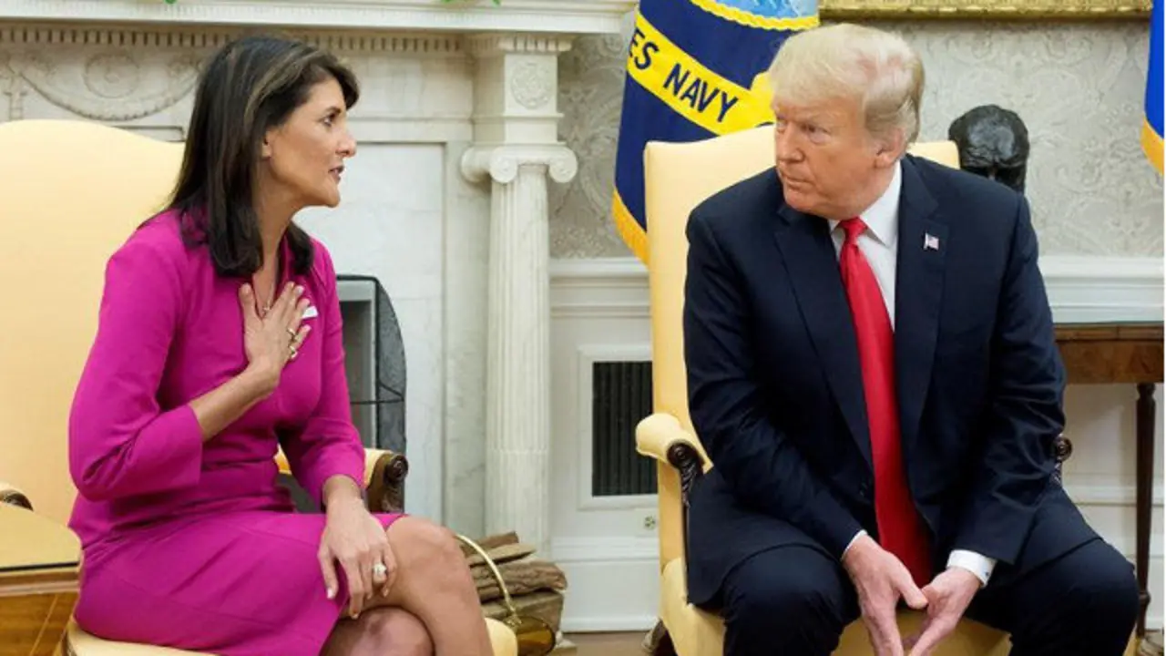 El presidente estadounidense, Donald Trump, y la hasta ahora embajadora ante la Onu, Nikki Haley. MICHAEL REYNOLDS (EFE)