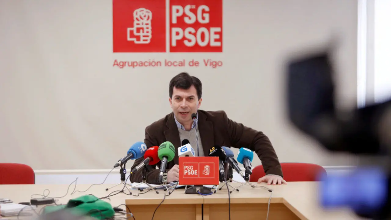El secretario general del PSdeG, Gonzalo Caballero, en rueda de prensa. SALVADOR (EFE)