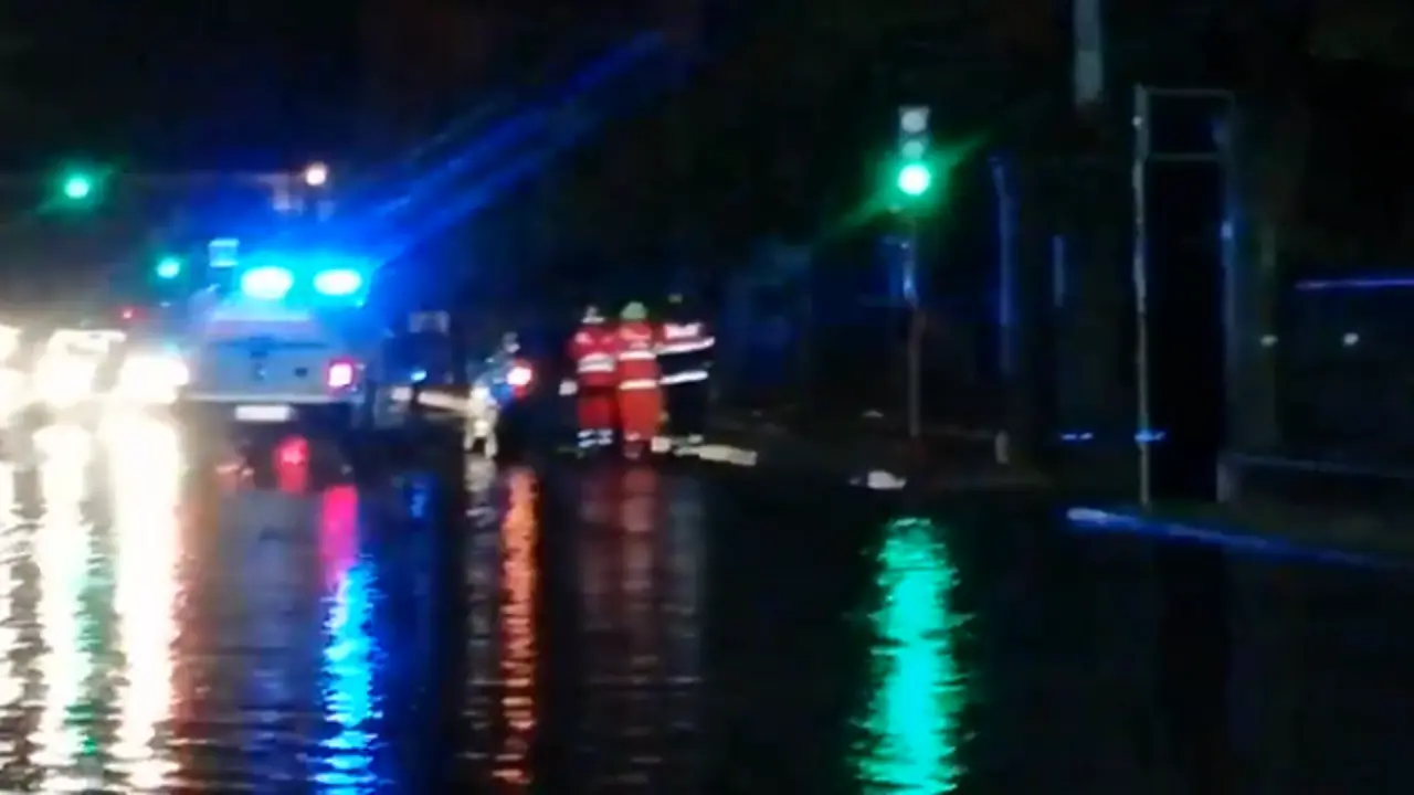 Protección Civil de Vilagarcía de Arousa auxilió a tres vehículos en la Avenida Rosalía de Castro. @pcvilagarcia