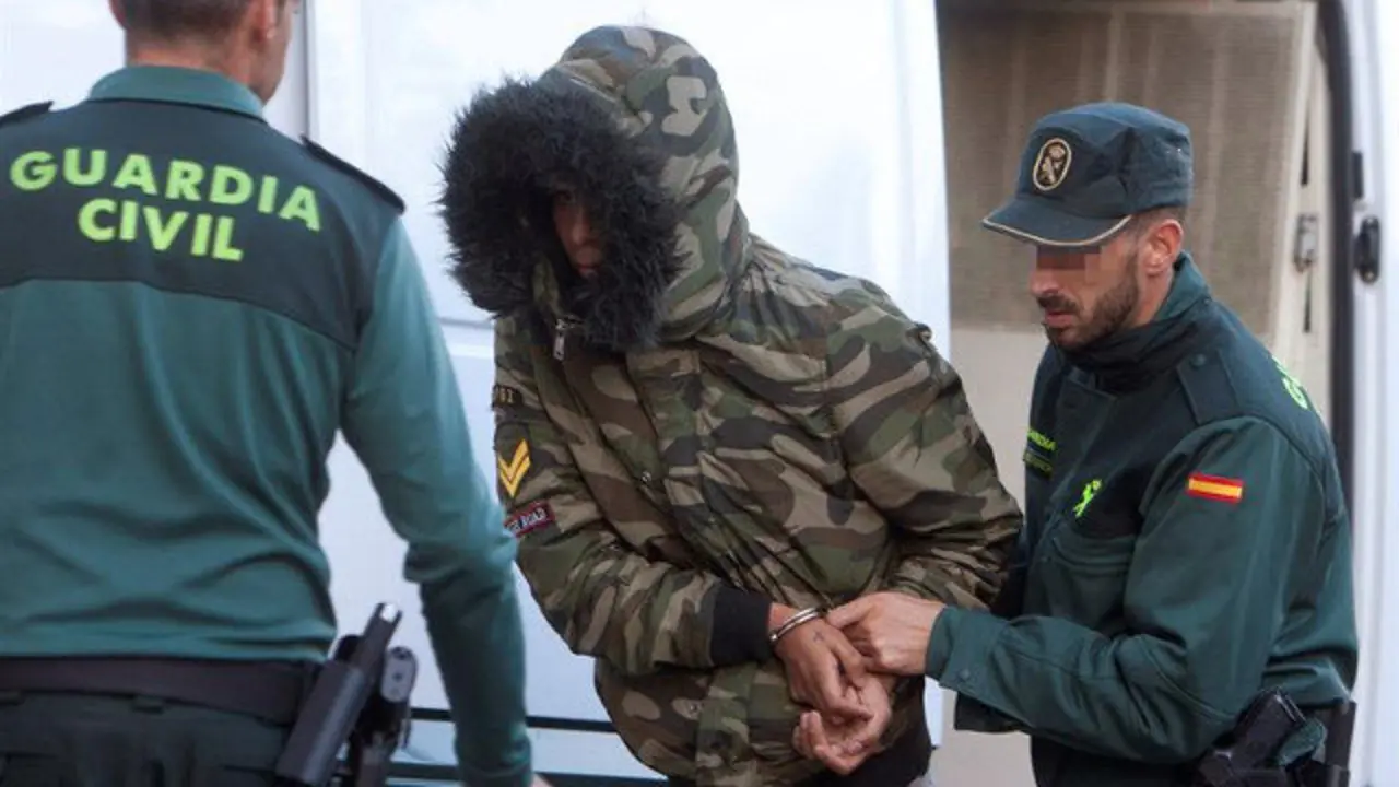 Un dos membros da banda durante o seu traslado aos xulgados de Vigo. SALVADOR SAS (EFE)